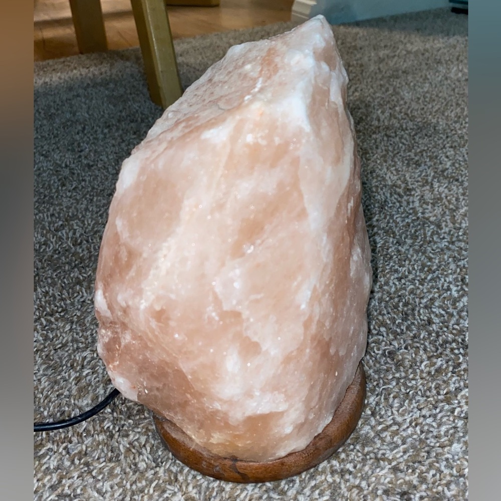 Himalayan Salt Rock Lamp - Changes Colors! See video! - Picture 1 of 8